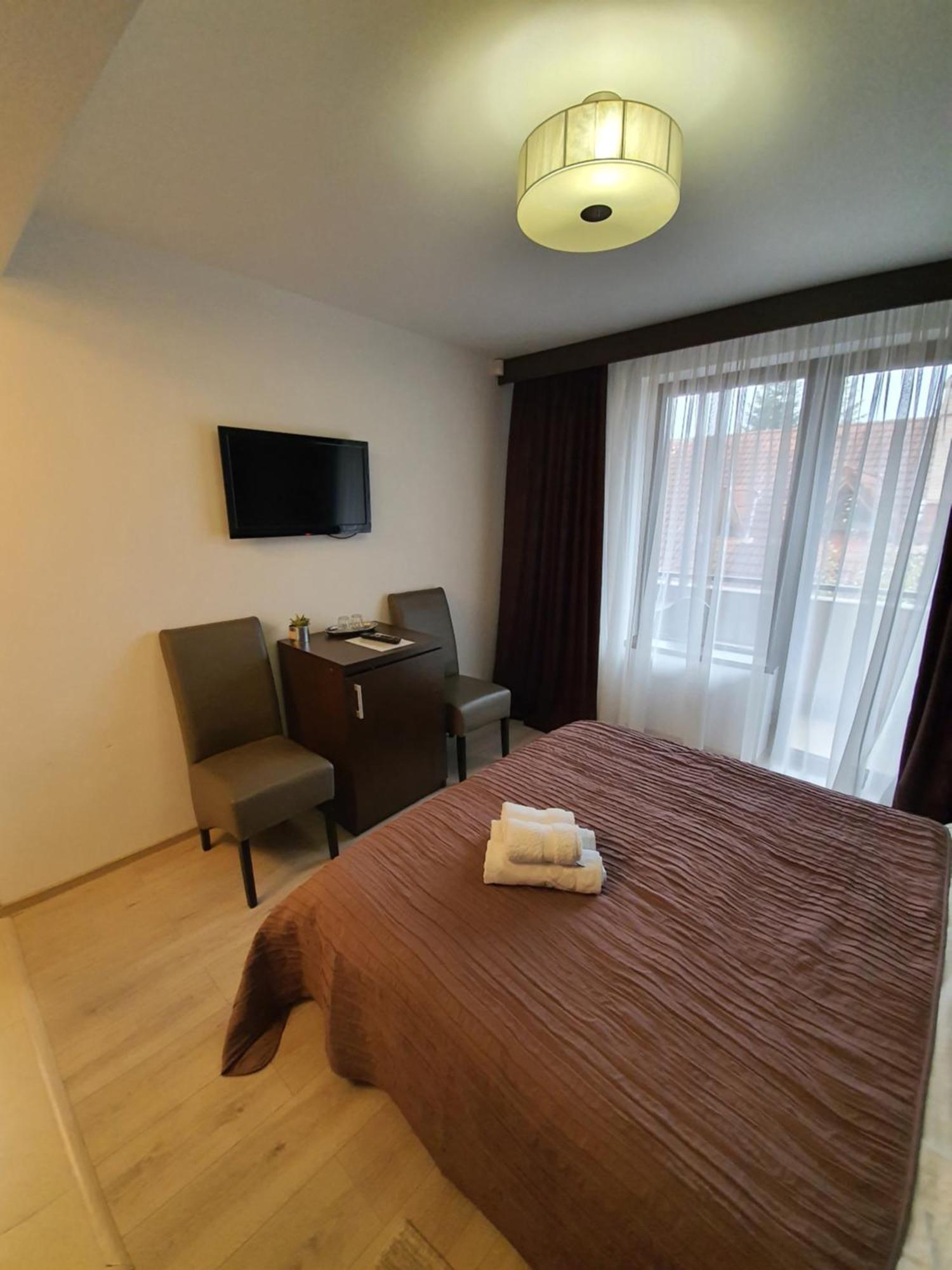 Pensiunea Public House Buşteni Zimmer foto